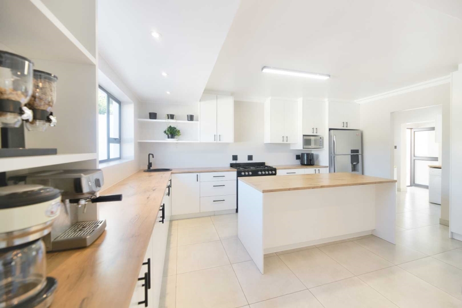 9 Bedroom Property for Sale in Westcliff Western Cape